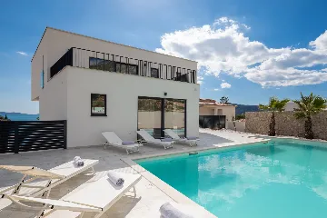 Spacious 6-Bedroom Villa with Private Heated Pool, Seget Vranjica