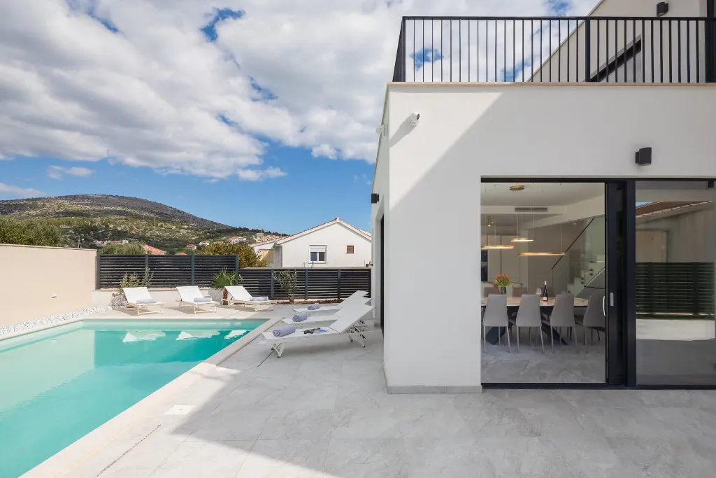 Spacious 6-Bedroom Villa with Private Heated Pool, Seget Vranjica