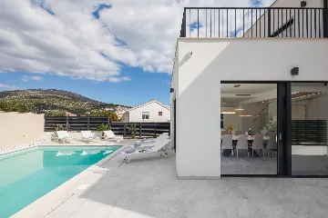 Spacious 6-Bedroom Villa with Private Heated Pool, Seget Vranjica