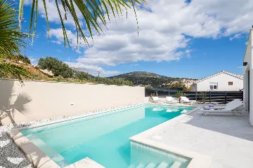 Spacious 6-Bedroom Villa with Private Heated Pool, Seget Vranjica