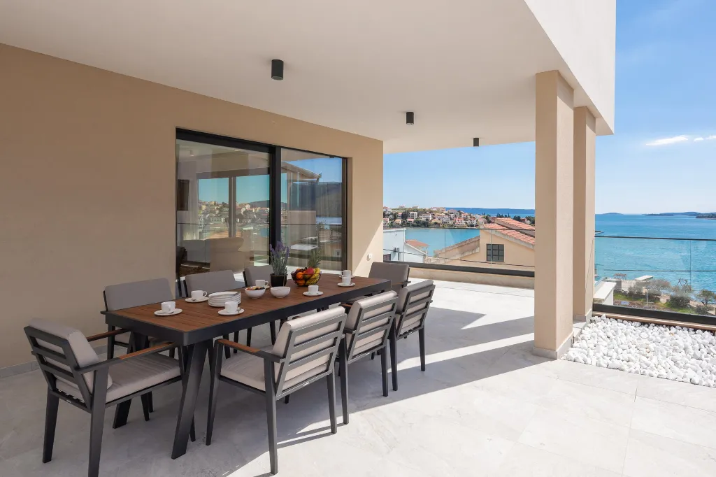 Spacious 6-Bedroom Villa with Private Heated Pool, Seget Vranjica