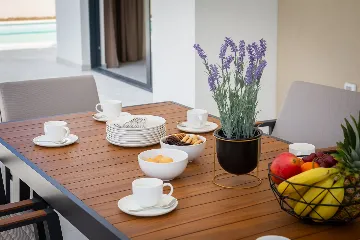 Spacious 6-Bedroom Villa with Private Heated Pool, Seget Vranjica