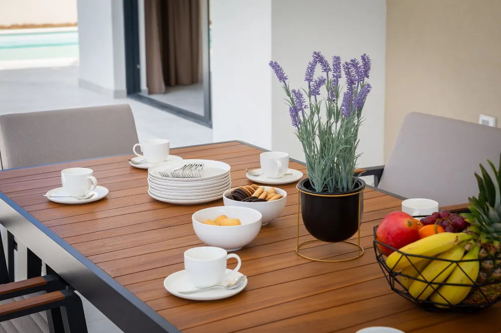 Spacious 6-Bedroom Villa with Private Heated Pool, Seget Vranjica