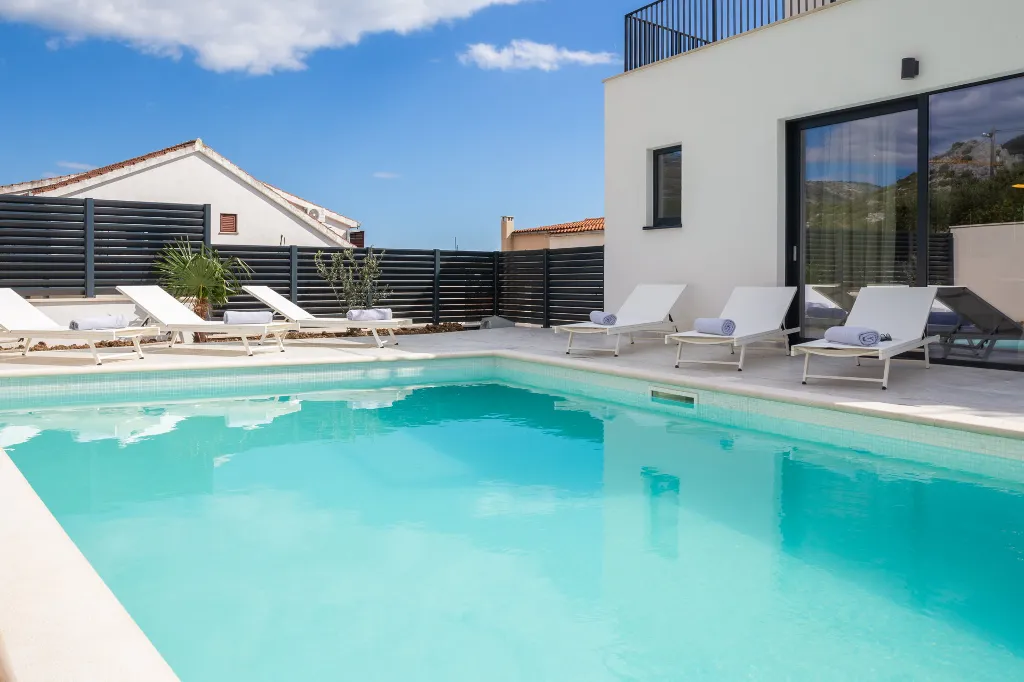 Spacious 6-Bedroom Villa with Private Heated Pool, Seget Vranjica