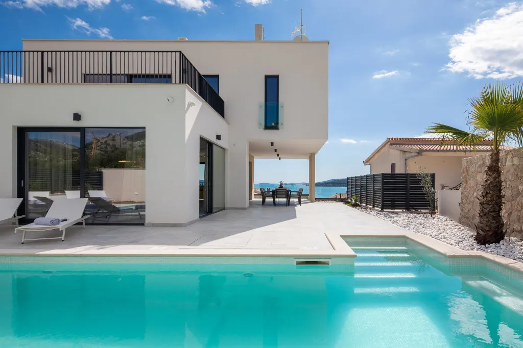Spacious 6-Bedroom Villa with Private Heated Pool, Seget Vranjica