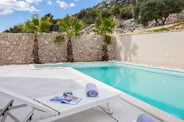 Spacious 6-Bedroom Villa with Private Heated Pool, Seget Vranjica