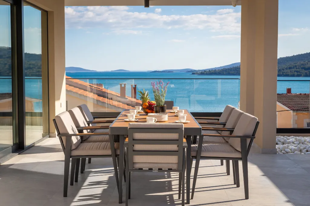 Spacious 6-Bedroom Villa with Private Heated Pool, Seget Vranjica