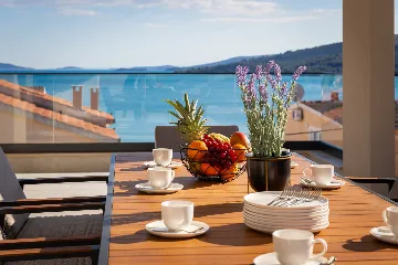 Spacious 6-Bedroom Villa with Private Heated Pool, Seget Vranjica