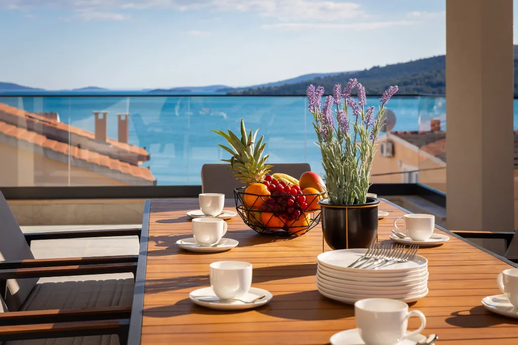 Spacious 6-Bedroom Villa with Private Heated Pool, Seget Vranjica