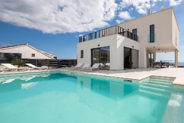 Spacious 6-Bedroom Villa with Private Heated Pool, Seget Vranjica