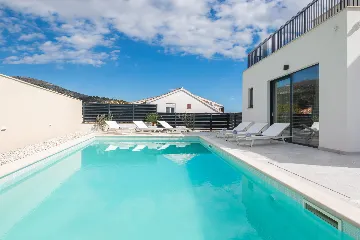 Spacious 6-Bedroom Villa with Private Heated Pool, Seget Vranjica