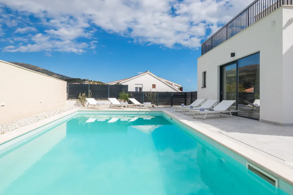 Spacious 6-Bedroom Villa with Private Heated Pool, Seget Vranjica