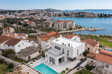 Spacious 6-Bedroom Villa with Private Heated Pool, Seget Vranjica