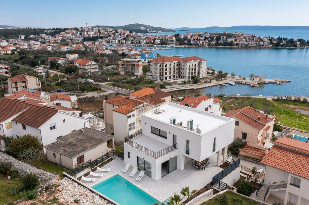 Spacious 6-Bedroom Villa with Private Heated Pool, Seget Vranjica