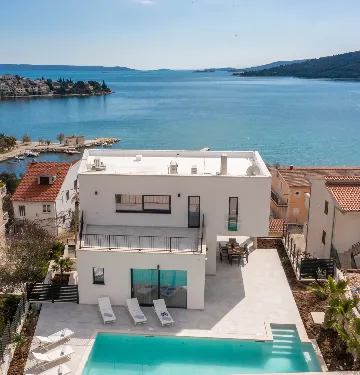 Spacious 6-Bedroom Villa with Private Heated Pool, Seget Vranjica