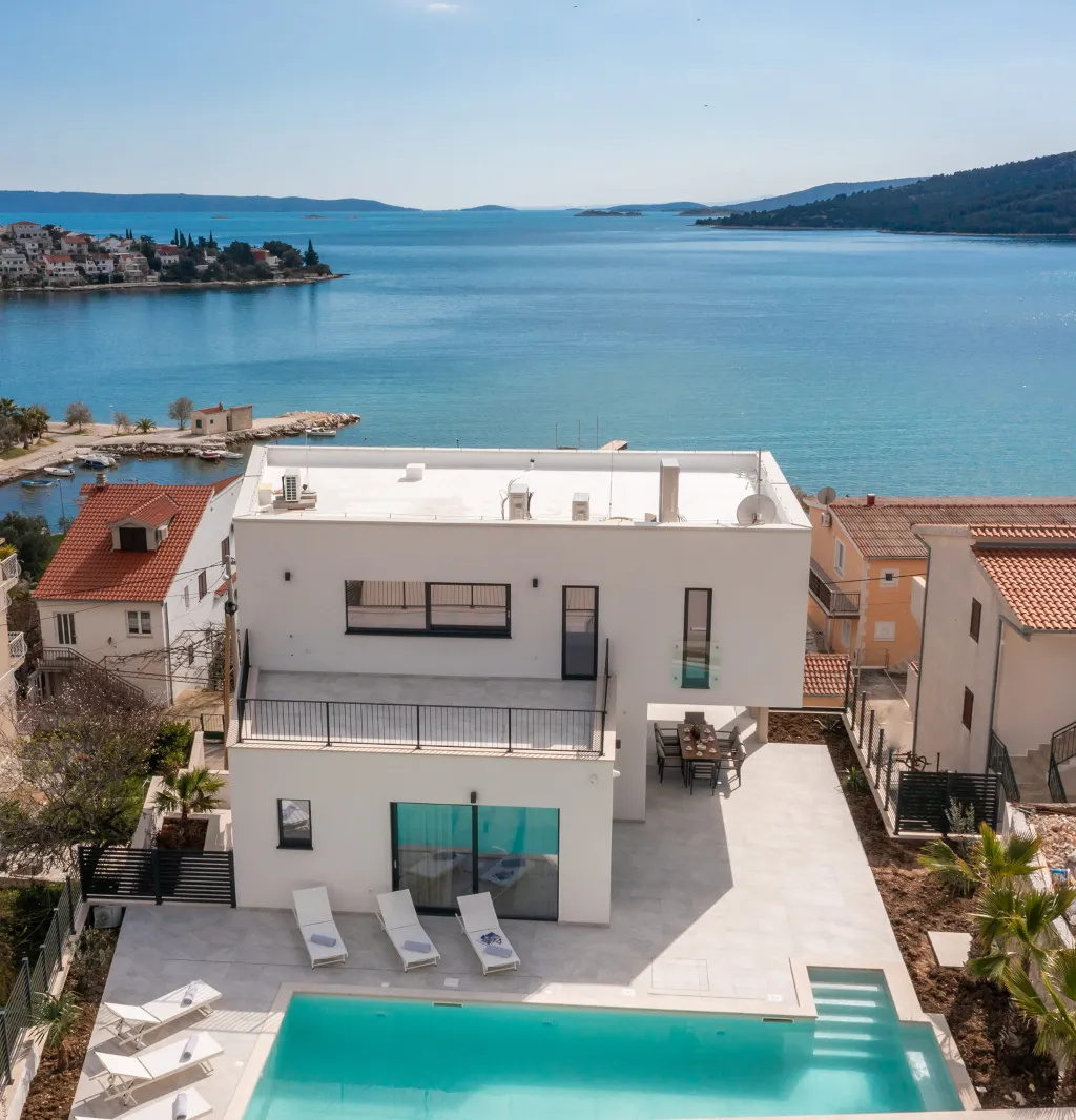 Spacious 6-Bedroom Villa with Private Heated Pool, Seget Vranjica