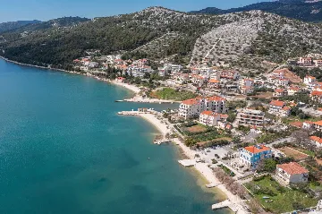 Spacious 6-Bedroom Villa with Private Heated Pool, Seget Vranjica