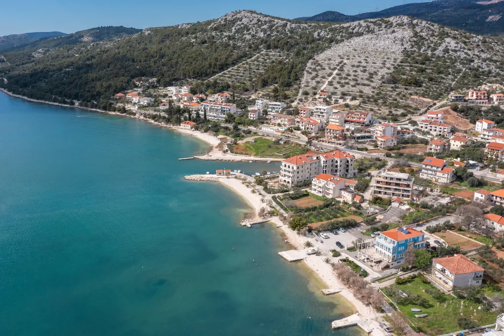 Spacious 6-Bedroom Villa with Private Heated Pool, Seget Vranjica