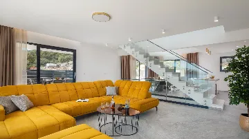 Spacious 6-Bedroom Villa with Private Heated Pool, Seget Vranjica