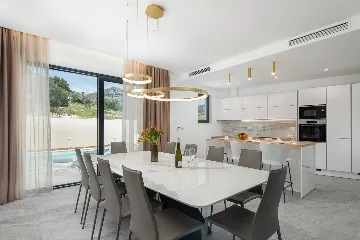 Spacious 6-Bedroom Villa with Private Heated Pool, Seget Vranjica