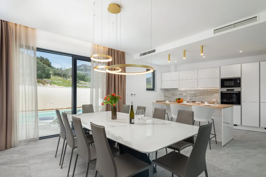 Spacious 6-Bedroom Villa with Private Heated Pool, Seget Vranjica