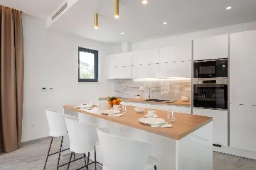 Spacious 6-Bedroom Villa with Private Heated Pool, Seget Vranjica