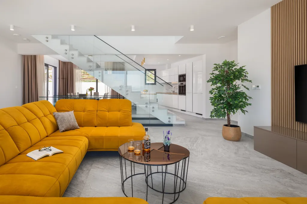Spacious 6-Bedroom Villa with Private Heated Pool, Seget Vranjica