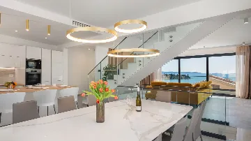 Spacious 6-Bedroom Villa with Private Heated Pool, Seget Vranjica