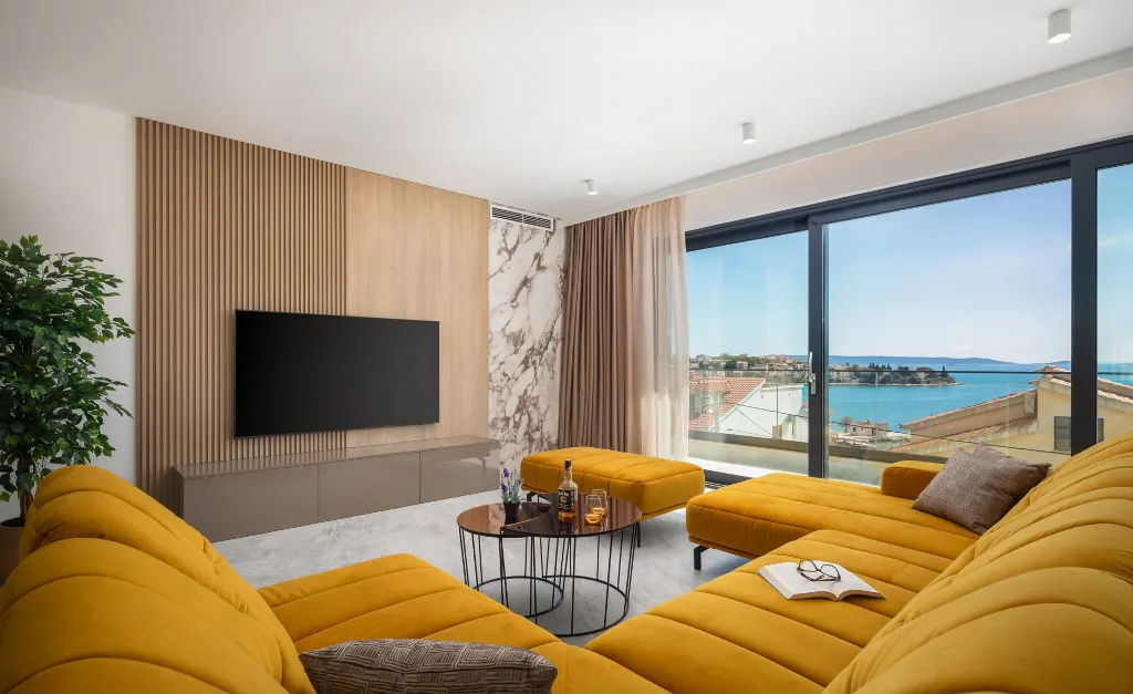 Spacious 6-Bedroom Villa with Private Heated Pool, Seget Vranjica
