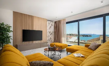 Spacious 6-Bedroom Villa with Private Heated Pool, Seget Vranjica