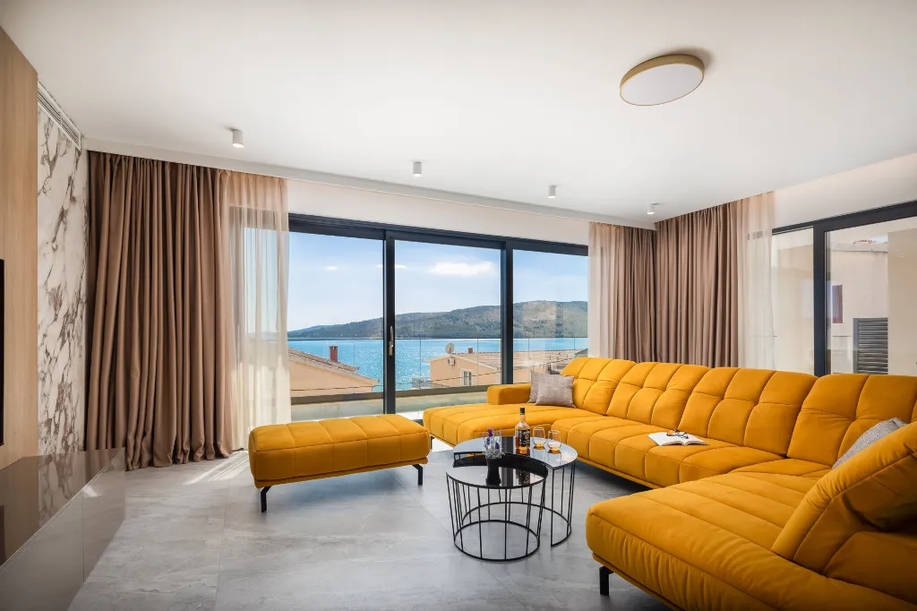 Spacious 6-Bedroom Villa with Private Heated Pool, Seget Vranjica