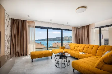 Spacious 6-Bedroom Villa with Private Heated Pool, Seget Vranjica