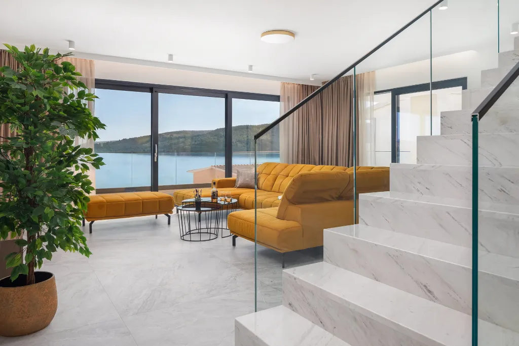 Spacious 6-Bedroom Villa with Private Heated Pool, Seget Vranjica