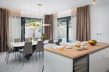 Spacious 6-Bedroom Villa with Private Heated Pool, Seget Vranjica