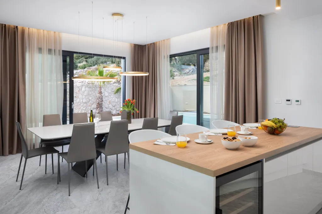 Spacious 6-Bedroom Villa with Private Heated Pool, Seget Vranjica