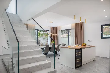 Spacious 6-Bedroom Villa with Private Heated Pool, Seget Vranjica