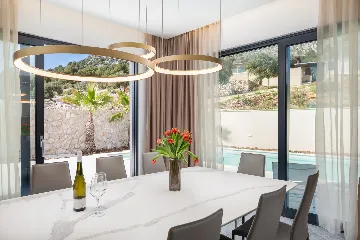 Spacious 6-Bedroom Villa with Private Heated Pool, Seget Vranjica