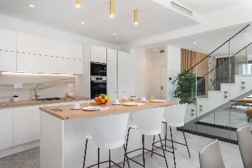 Spacious 6-Bedroom Villa with Private Heated Pool, Seget Vranjica