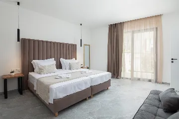 Spacious 6-Bedroom Villa with Private Heated Pool, Seget Vranjica