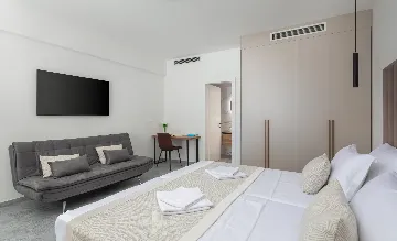 Spacious 6-Bedroom Villa with Private Heated Pool, Seget Vranjica