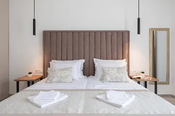 Spacious 6-Bedroom Villa with Private Heated Pool, Seget Vranjica