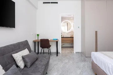 Spacious 6-Bedroom Villa with Private Heated Pool, Seget Vranjica