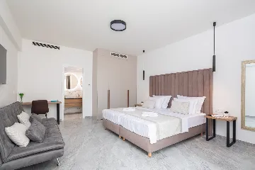 Spacious 6-Bedroom Villa with Private Heated Pool, Seget Vranjica