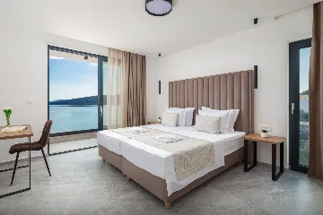 Spacious 6-Bedroom Villa with Private Heated Pool, Seget Vranjica