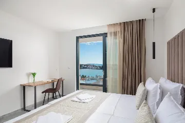 Spacious 6-Bedroom Villa with Private Heated Pool, Seget Vranjica