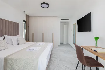 Spacious 6-Bedroom Villa with Private Heated Pool, Seget Vranjica