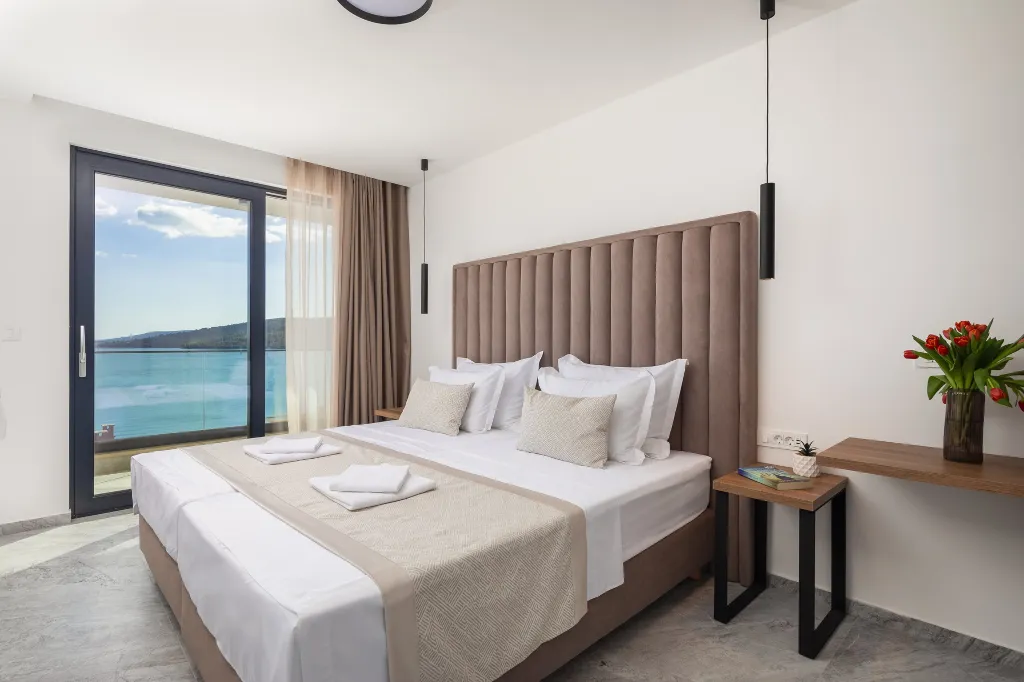 Spacious 6-Bedroom Villa with Private Heated Pool, Seget Vranjica