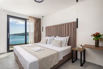 Spacious 6-Bedroom Villa with Private Heated Pool, Seget Vranjica