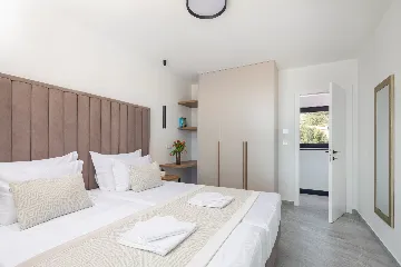 Spacious 6-Bedroom Villa with Private Heated Pool, Seget Vranjica