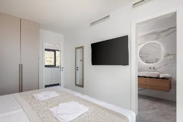 Spacious 6-Bedroom Villa with Private Heated Pool, Seget Vranjica